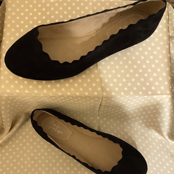 Crown Vintage light weight flats. Super girly and cute! - Picture 1 of 3